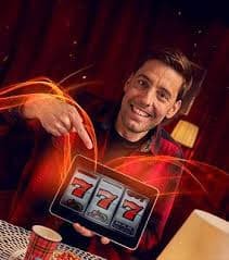 Antarmuka Mobile Legends menampilkan peta pertandingan dengan lima pemain per tim